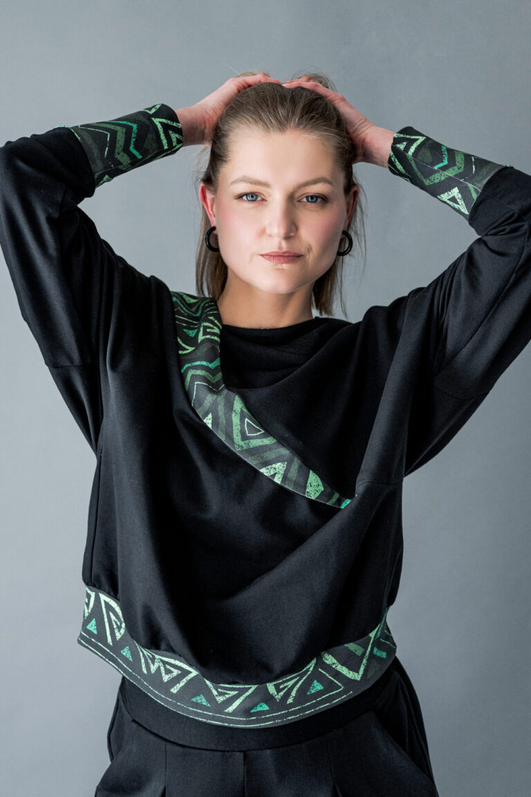 Czarna bawełniana bluza damska Rumi ze wzorzystymi wstawkami – przód